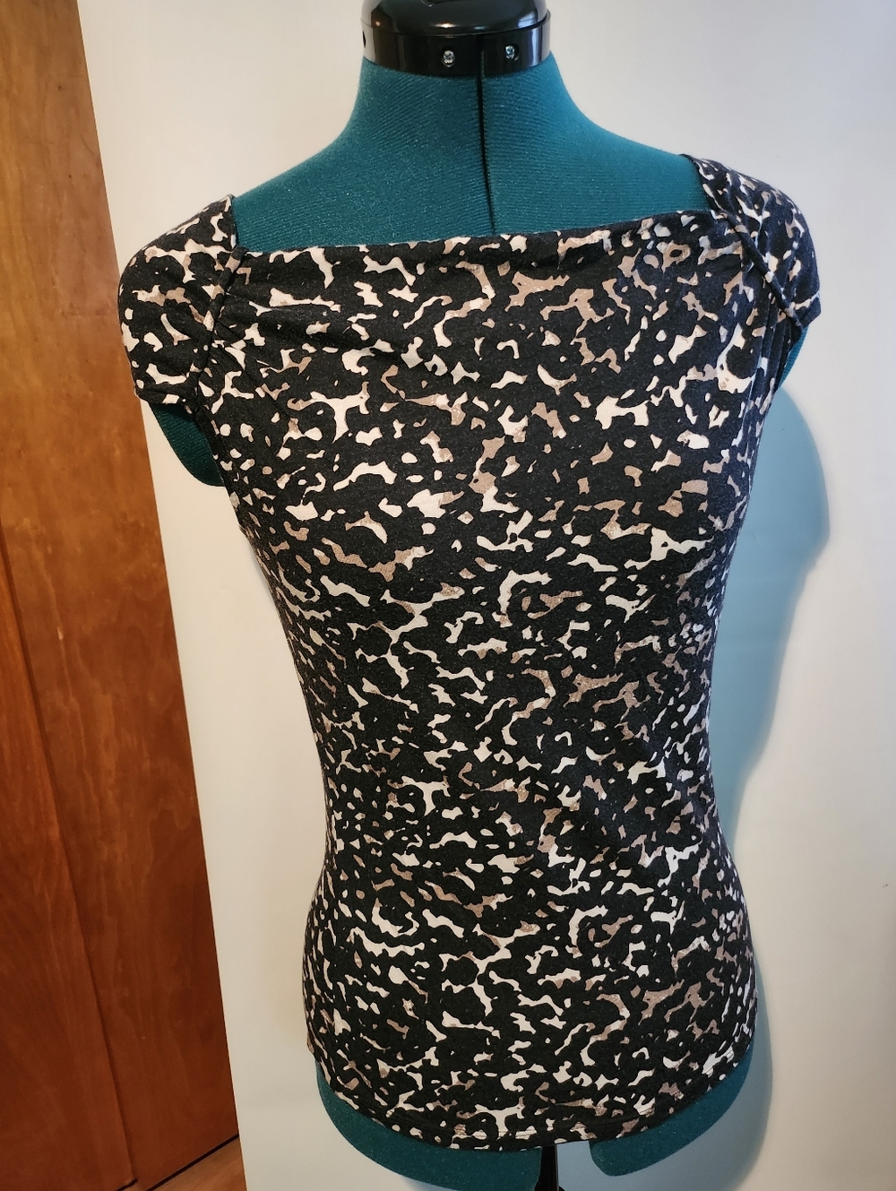 Women’s Cap Sleeve Boatneck Top in Black and Cream